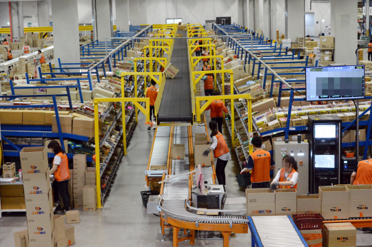 불황 속에서도 매년 급성장세를 이어온 온라인유통 산업이 치킨게임 속에 소셜커머스 업계가 6년째 적자를 기록 하면서 업계 전체로 위기감이 확산되고 있다. 15일 서울에 위치한 한 소셜커머스 업체의 물류센터에서 직원들이 분주히 배송될 물품들을 나르고 있다. 본지DB 사진